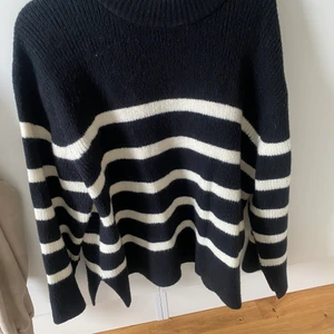 Randig tröja från Gina  - Superfin och trendig tröja från Gina tricot, slutsåld och endast använd 1 gång. Strl S men passar även xs och M 