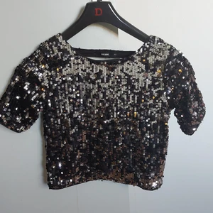 Tröja med paljetter  - Säljer min knappt använda svarta tröja från BikBok med paljetter på. Ryggen är öppet och den har ej slitits. Säljer pågrund av att jag inte använder den längre. Passar perfekt till fester och sommaren.   Storlek: XS  Pris: 130 kr. Pris kan diskuteras.  Frakt:gratis