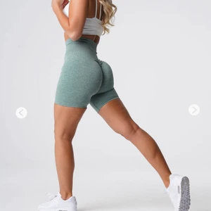 NVGTN scrunch shorts - Ett par shorts från populära NVGTN endast använda 2-3 gånger då det är lite för små för mig, perfekt nu till sommaren 