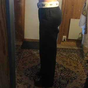 Byxor - Säljer ett par dickies i strl S. Dom är i bra skick och har inte använts mycket, det är lite noppriga där bak men inget som märks🌸