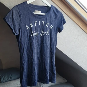 Abercrombie & Fitch t-shirt - Tshirt från Abercrombie & Fitch köpt i London för några årsedan. Väl använd men sitter bra fortf. Se noppror på tredje bilden. Frakt tillkommer ✨️