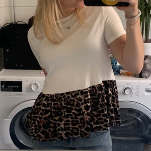 Zara tröja  - Zara tröja i storlek S, original pris 229kr, säljs för 99kr exklusive frakt, OBS! Ett mycket litet hål på tröjan, endast använd 2 ggr