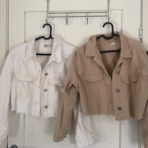 En vit och en beige avklippt jeans jacka. Båda från ginatricot🤎 hör av dig om du är intresserad av båda eller bara utav en!🥰 400kr för båda eller 250kr styck!