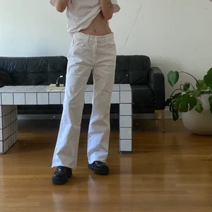 Vita Jeans - Jeans från Filippa K i rak modell. Stl L men sitter på höften på mig (min vanliga storlek är xs).