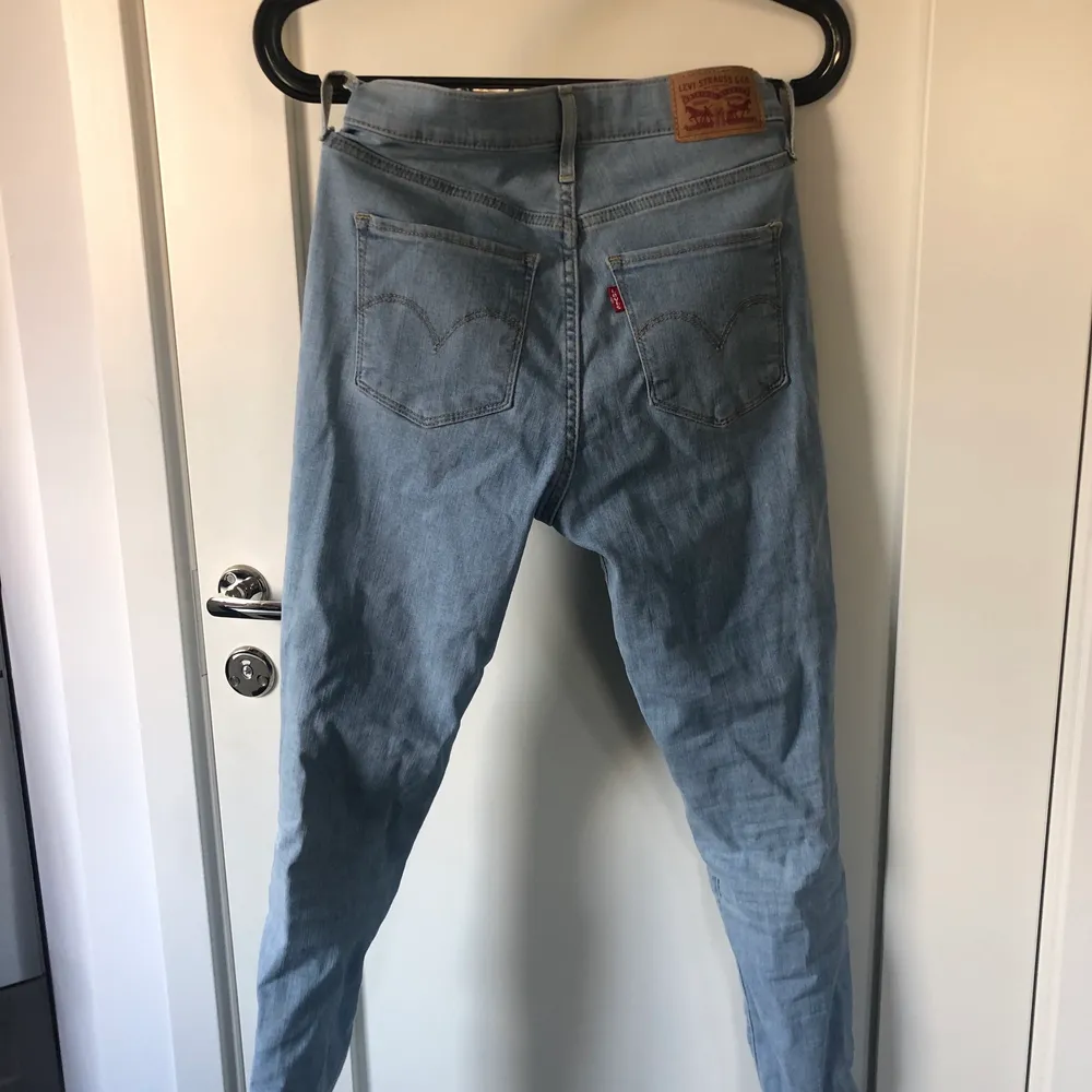 High Rise super skinny Levis jeans i storlek W25! Använda ett fåtal gånge, 250 kr + frakt. Jeans & Byxor.