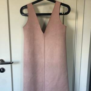 Rosa mocka klänning från Zara! I storlek XS/S. Är i fint skick, 80 + frakt