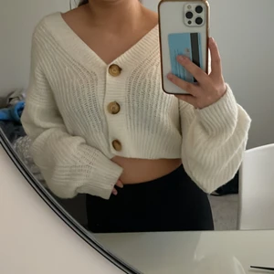 vit Kofta - Fin stickad  kofta/tröja från hm i st XS, använd få gånger och som ny!  (priset kan diskuteras vid intresse)🤍