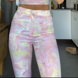 Zara mönstrad byxa  - Mönstrade byxor från Zara i storlek S. Finns inte kvar på deras hemsida! Endast testade, prislapp finns kvar! Super snygga och sköna! Säljer för 150kr  ( ord.pris 360kr) Frakten delar vi på 🌸