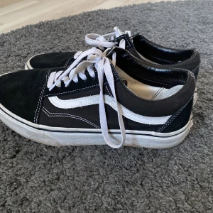 Vans Old School hög sula - Säljer mina vans. Väldigt snygga knappt använda och väldigt snygga. Pris kan diskuteras och köparen står för frakten! 😊😊