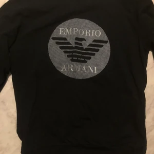 Emporio Armani Långärmad  - Långärmad Emporio Armani håller dig varm och stylig under vintern.