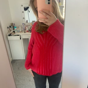 Röd stickad tröja - Säljer denna snygga röda stickade/virkade tröjan! Den är använd väldigt få gånger och är itne alls nopprig! Köpte den secondhand! Köparen står för frakten❤️