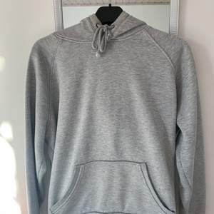 Säljer denna grå hoodie från bikbok då denna inte heller används längre. Väl använd men ser helt oanvänd ut. Ganska liten i storleken jämfört med dom andra. Originalpris:299kr, köparen står för frakt!