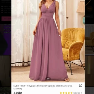 Balklänning  - Säljer min balklänning då den är aningen för lång för mig. Klänningen är köpt på SHEIN för 449kr. Har en exakt likadan sedan tidigare i vinrött och har använt den vid flera tillfällen och den har hållt sjukt bra, då materialet är bra! Klänningen är i storlek L, vilket passar mig som normalt vis är en M/ 38. Jag är 167 lång, och klänningen var någon cm för lång på mig. Klänningen är gammalrosa, passar perfekt till bal. Då jag inte orkat skicka tillbaka, testar jag att sälja den, prislapp är kvar 