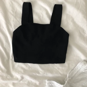 Croptops - Flera linnen/croptops från H&M, na-kd och något annat🍒 får alla för 80kr eller enstaka för 50 kr kanske? Sparsamt använda