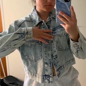 Jeansjacka - Jeansjacka från Gina Tricot i strl S (jag är 163), nyskick. Pris inkl frakt 200kr 🤍