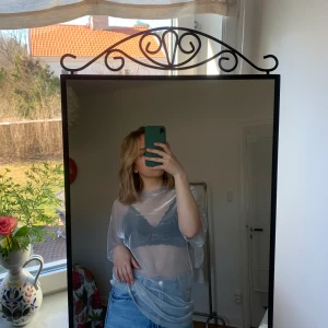 Silver Tröja  - Super söt silver tröja från HM, endast använd ett enstaka gånger! XS men är ganska stor!