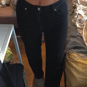 Svarta jeans - Säljer ett par svarta twilfit jeans från H&M. 🖤Storlek:34. Köpta för 150kr, men säljer dom nu för 80kr⚡️Betalning sker via swish!⚡️