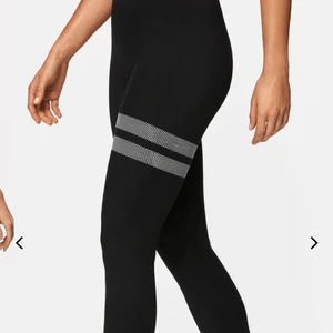 Stronger Tights - Säljer mitt favorit träningsplagg som är i ett riktigt gott skick... detta har varit en favorit i garderoben för träning eller bara för att gå ett snabbt ärende intill stan. Säljer detta plagg pågrund av att dom har tyvärr blivit än aning korta för mig.🤍 om du är intresserad kan vi diskutera om priset.🤍 Btw om du är ute efter en helt nytt sport sätt kan du matcha dessa med en jacka som ligger på min sida.