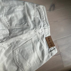 Vita jeans nakd - Säljer dessa supersnygga jeans från nakd med något utsvängda ben. Älskar dem men han bara använda dem någon gång förra sommaren. Nu är de för små tyvärr. Får ej över rumpan så därför inga bilder på hehe. Strl 34 och passar ej mig som har S/36 vanligtvis. Frakt på ish 50 tillkommer🥰