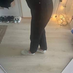 Svarta jeans från weekday i storlek 24/30 i modell voyage. Använda 1 gång. Jag är 172 cm. 