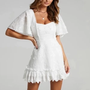 Vit sommar/student klänningar - Super fin sommar klänning som passar perfekt till studenten, den är helt ny och oanvänd, säljer den pga att jag köpte den i två storlekar. Hör gärna av dig om du är intresserad!💗🌸😊                                                    köparen står för fraktkostnaden                                  (Lånade bilder) 