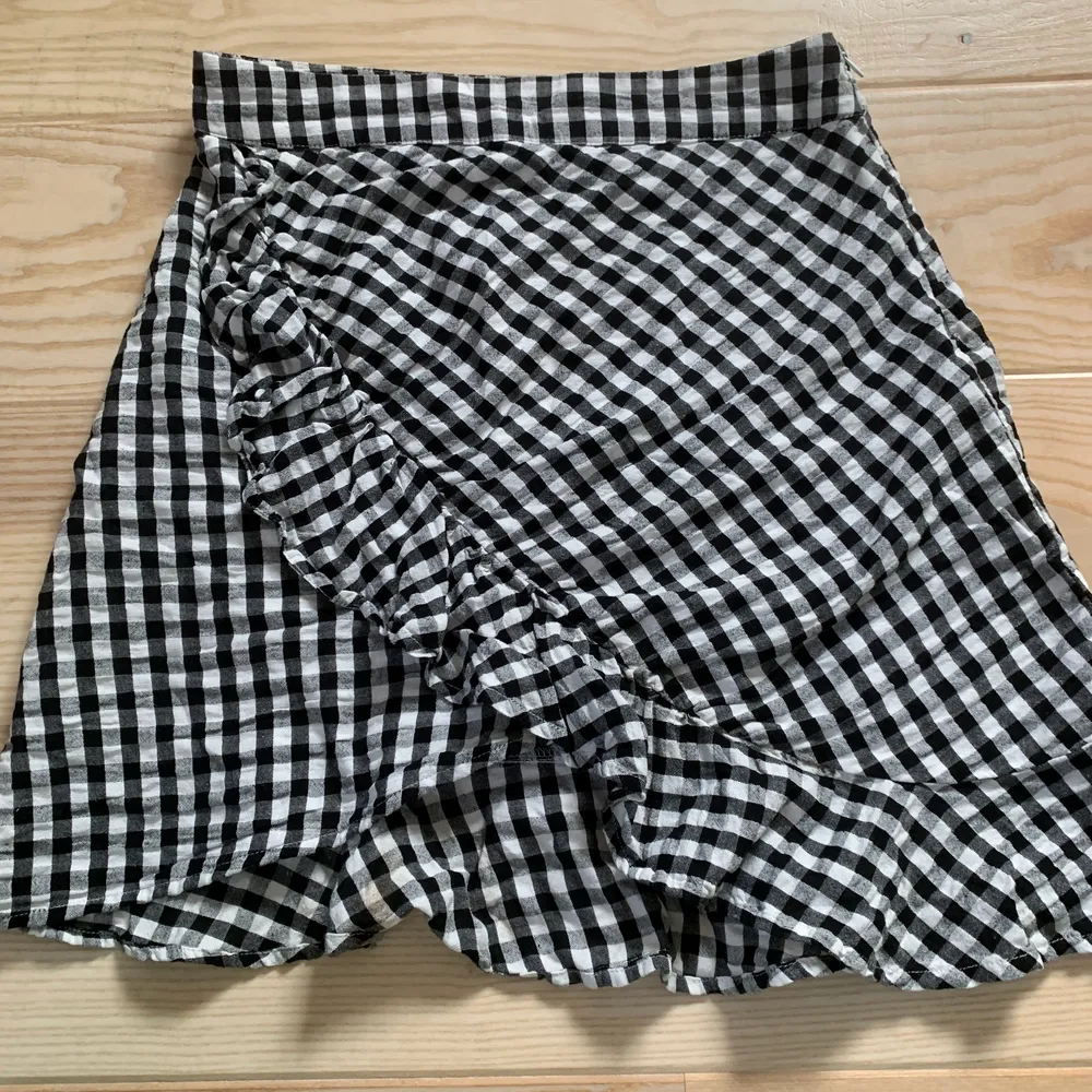  Söt miniskirt / kjol från BikBok, storlek 38! Gör så att man får men jättefin figur som markerar midjan och benen på ett jättefint sätt💘. Kjolar.