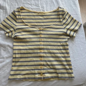 Sommartopp  - En randig fin sommartopp med knappar, den är i storleken S 