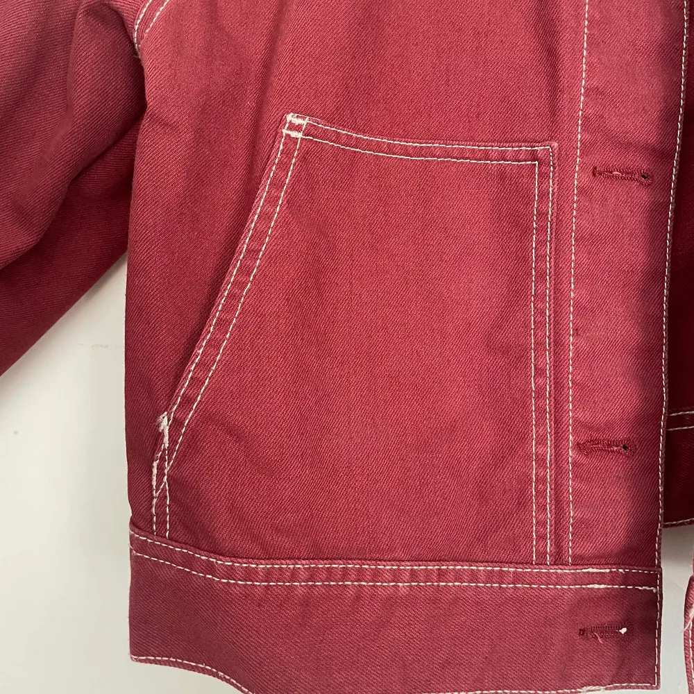 Röd jacka i kort modell med snygga detaljer av vita sommar. Två rätt stora fickor på sidorna. Kan inte se  göra slitningar eller defekter och har endast använts en gång. . Jackor.