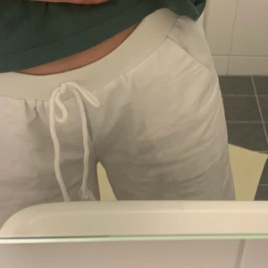 Linnebyxor!! Storlek 36 - Säljer ett par jättefina vita linnebyxor i storlek 36 som tyvärr var lite korta på mig💙 byxorna är köpta här på plick💙💙köparen står för frakten!!!!