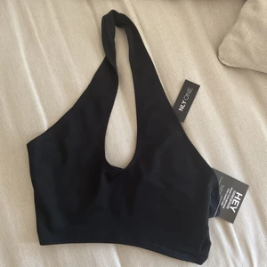 Topp - Halterneck topp från Nelly. Storlek S. Bara testad aldrig använd. 