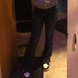 Låga jeans - Säljer nu mina favorit jeans pga dem kommer inte till användning mer. Dem är använda några gånger! jätte fint skick. perfekta i längden på mig som är 152. Vet inte riktigt vilken storlek de är men det är som Xs passar nog S också ❤️
