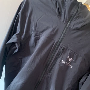 Arcteryx svart jacka - Inköpt på NK, bästa vår/sommar jackan. Storlek S