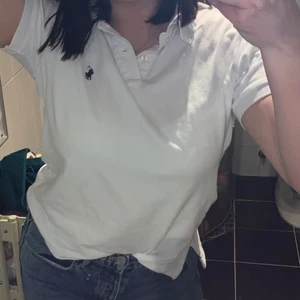 Ralph lauren tröja - Vit Ralph lauren tröja, säljer eftersom jag ej använder den!! nästan nyskick. Vid snabba affär kan priset diskuteras!❤️❤️frakt tillkommer❤️