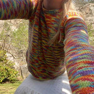 färgglad stickad tröja - perfekt till sommarkvällar❤️🧡💛💚💙