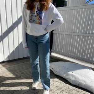 Hoodie och jeans  - Säljer dessa jeans från weekday i storlek 28/30.  Super fint skick. 200 + frakt. Pris kan diskutera 💙💙 Hoodie är såld 