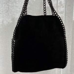 En svart väska med kedjor! Två band finns till, en kortare och en lite längre👍🏻