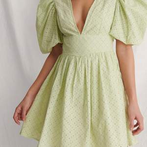 Söt mintgrön klänning från Nakd. Helt oanvänd. (pga fel storlek för mig). (Ordinarie pris 549kr)