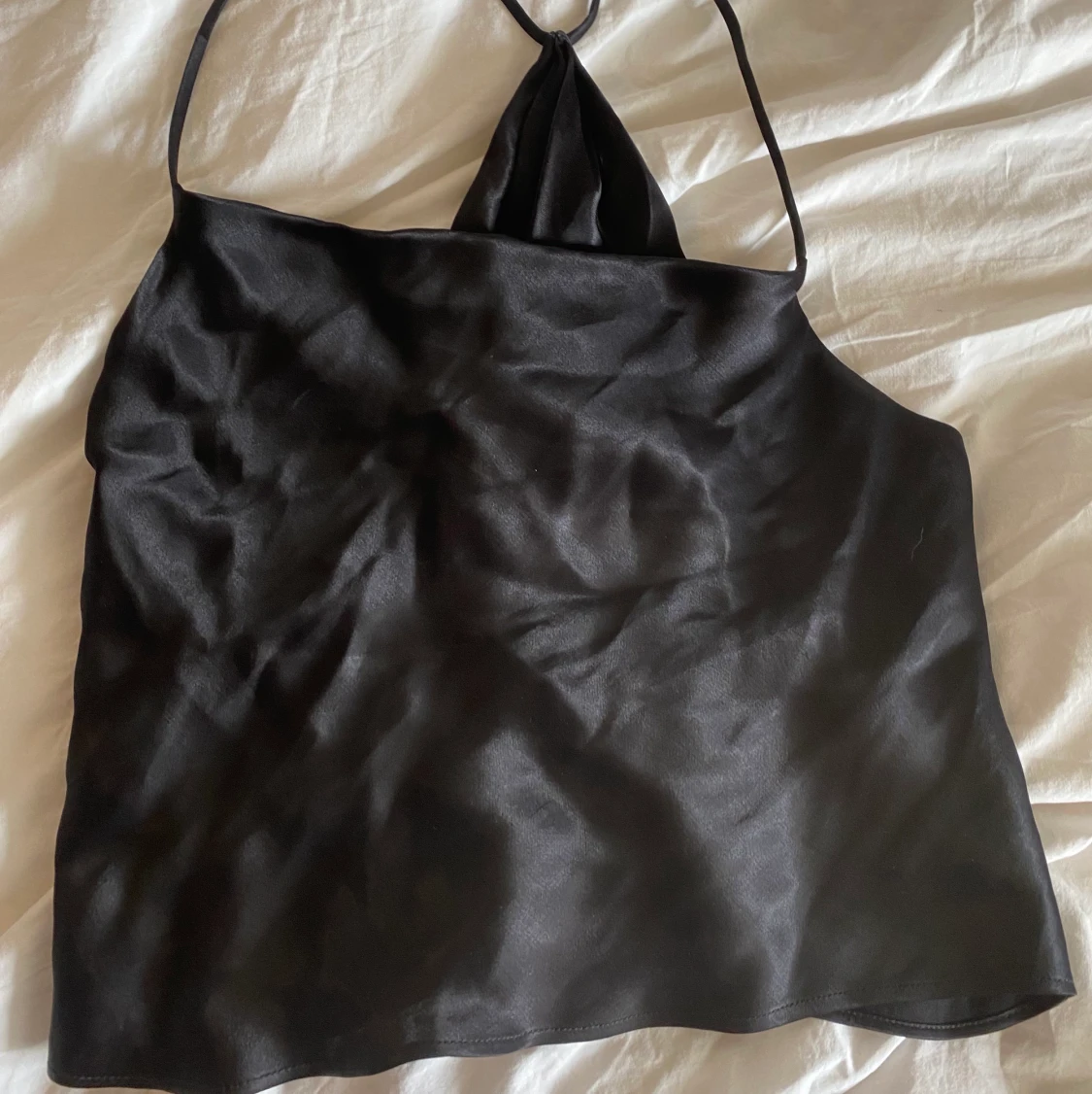 Satintopp med öppenrygg