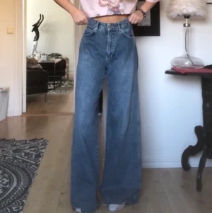Pull and bear jeans i st 36 - Super snygga mörkblåa jeans från pull and bear. Byxorna är i storlek 36 så passar lågmidjat på mig men går även att ha högmidjat!
