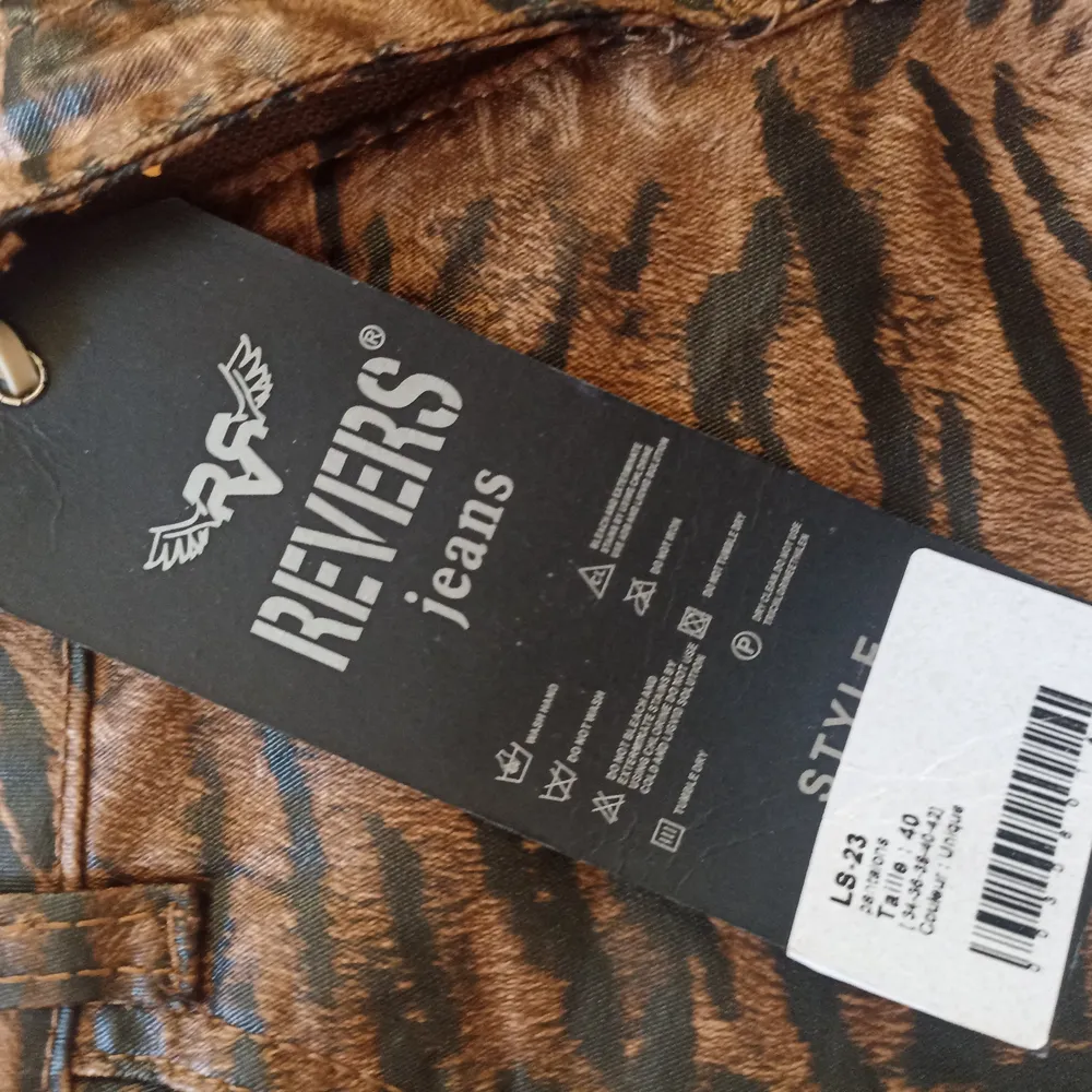 This zebra brown rivers jeans is size 40. . Jeans & Byxor.