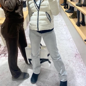 weekday jeans - mid waist jeans från weekday som är helt slutsålda. Köparen står för frakten, hör av er vid frågor❤️‍🔥❤️‍🔥säljer även samma i blå i en annan annons 💗