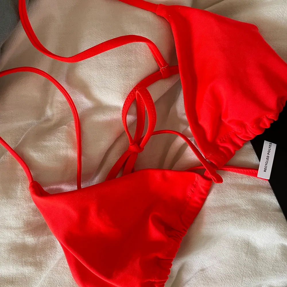Oanvänd bikiniöverdel från Weekday i stark fin orangeröd. Övrigt.