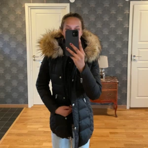 Rockandblue jacket - Jag säljer min fina RockandBlue jacka som är äkta! Använd färre än 5 gånger. Anledningen till att den säljs är pga att den inte passar in på min stil längre. Det är fuskpäls. Jag är 167 cm lång och den sitter perfekt💓💓 jag köpte den vintern 2020. Nypris: 2300kr💓 tveka inte att höra av dig vid frågor💓 frakt tillkommer!