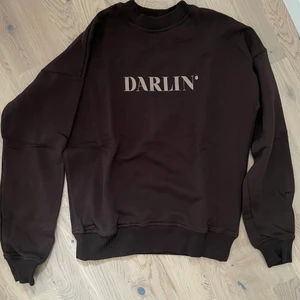 Sweatshirt från NAKD - Storlek XXS. Dock är jag en xs/s och den har passat mig utmärkt.