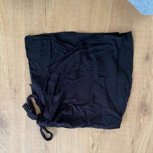 Snygg kjol från NA-KD, omlott kjol som säljs pågrund av för liten