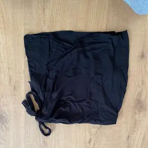 Snygg kjol från NA-KD, omlott kjol som säljs pågrund av för liten