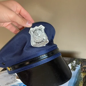 Polis hat - Köpte denna förra Halloween men blev att jag inte använde den sen och har ingen användning av den nu, frakten ingår ej