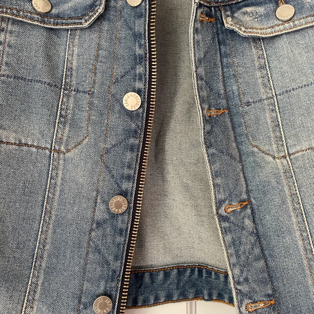 Cool jeansjacka från Zadig&Voltaire med dragkedja! Storlek L men är för liten på mig som vanligtvis har M så jackan passar xs/s. Som ny!. Jackor.