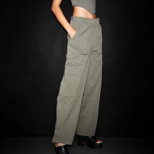 Slutsålda helt ny cargo byxa HM - Helt oanvända Cargos i storlek 34. Nypris 600, säljer för 450. Säljer pga fick som present men de var en storlek för små. Raka ben med loose fit passform.