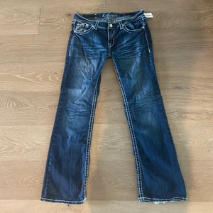 MISS ME LIKNANDE JEANS - det är inte miss me jeans men dom är skiiit snygga och liknar miss me jeans! på mig sitter dom baggy men det beror såklart på vilken storlek man vanligast har! skiiit snygga och köpta i usa